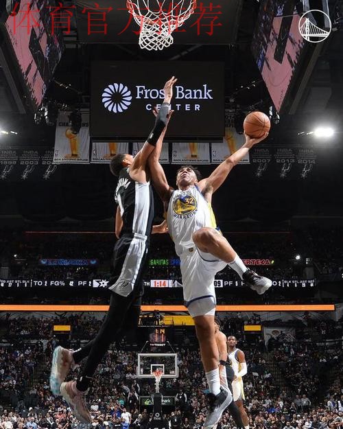 文班亚马右侧落位 转身后仰倒地命中 文班亚马右侧落位 转身后仰倒地命中